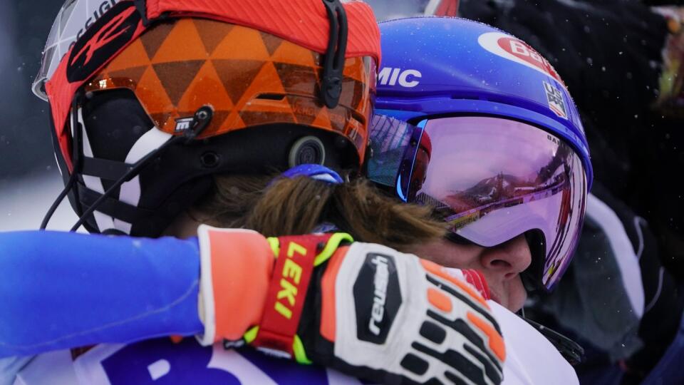 JB 85 Killington - Víťazná americká lyžiarka Mikaela Shiffrinová (vpravo) sa objíma v cieli s druhou Slovenkou Petrou Vlhovou po 2. kole slalomu Svetového pohára v alpskom lyžovaní v americkom Killingtone 28. novembra 2021. Slovenská lyžiarka Petra Vlhová obsadila druhé miesto v nedeľňajšom slalome Svetového pohára. V americkom Killingtone nestačila iba na domácu hviezdu Mikaelu Shiffrinovú, za ktorou zaostala o 75 stotín sekundy. FOTO TASR/AP
United State's Mikaela Shiffrin, right, embraces Sl
