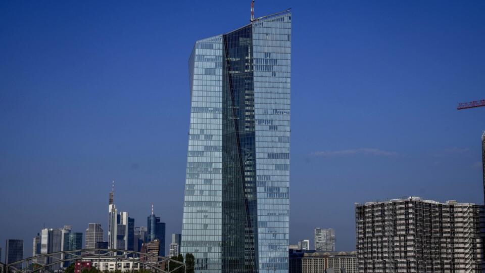 EBE 4 Frankfurt nad Mohanom - Na snímke budova Európskej centrálnej banky (ECB) pred zasadnutím rady guvernérov v nemeckom Frankfurte nad Mohanom vo štvrtok 9. septembra 2021. FOTO TASR/AP
The European Central Bank is seen in Frankfurt, Germany, Thursday, Sept. 9, 2021. The ECB will have its governing council meeting on Thursday. (AP Photo/Michael Probst)