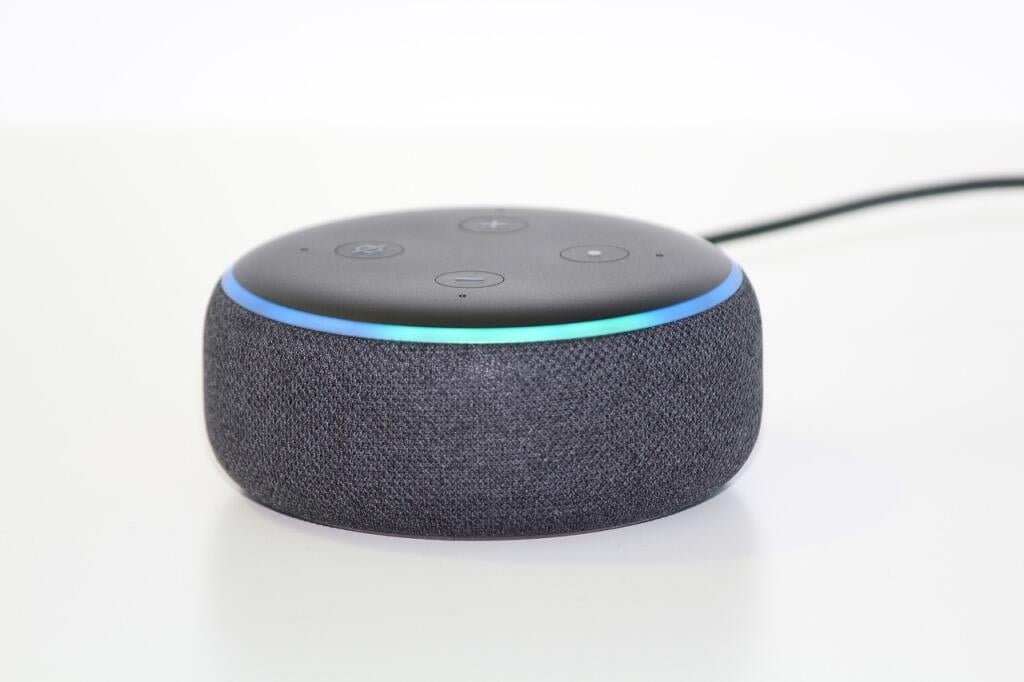 Hlasový asistent Echo Dot od spoločnosti Amazon.