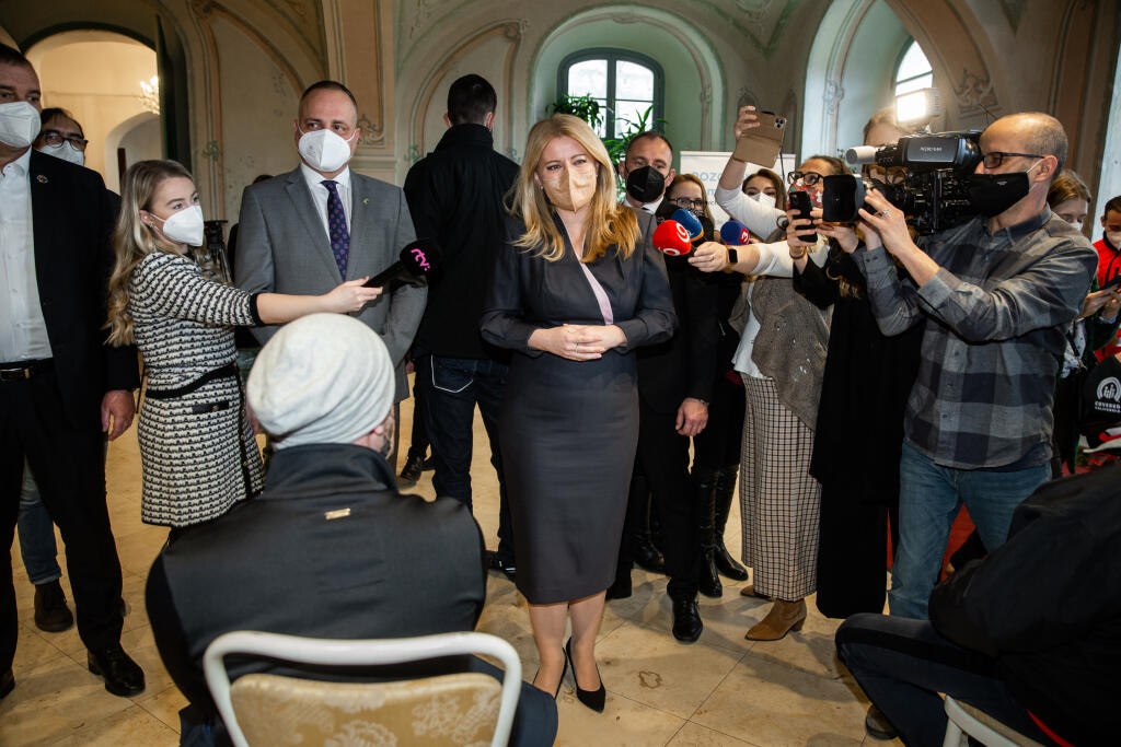 Očkovanie proti ochoreniu COVID-19 v priestoroch Prezidentského paláca pod záštitou prezidentky SR Zuzany Čaputovej v Bratislave. Na snímke Zuzana Čaputová a Juraj Droba.