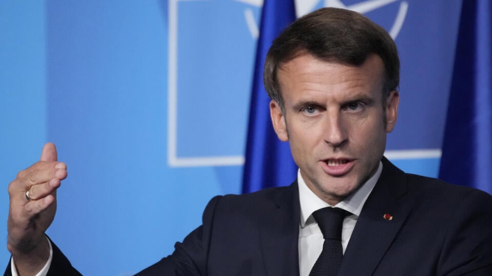 WA 11 archív Madrid - Na archívnej snímke z 30. júna 2022 francúzsky prezident Emmanuel Macron gestikuluje počas tlačovej konferencie po summite NATO v Madride. Macron pricestoval v pondelok neskoro večer 25. júla 2022 do Kamerunu, čím začal cestu po troch západoafrických krajinách. Ide o Macronovu prvú zahraničnú cestu mimo Európy v rámci jeho druhého prezidentského mandátu, ktorého sa ujal v máji. Macron sa v stredu presunie do Beninu a vo štvrtok ukončí svoje západoafrické turné v Guinei-Bis