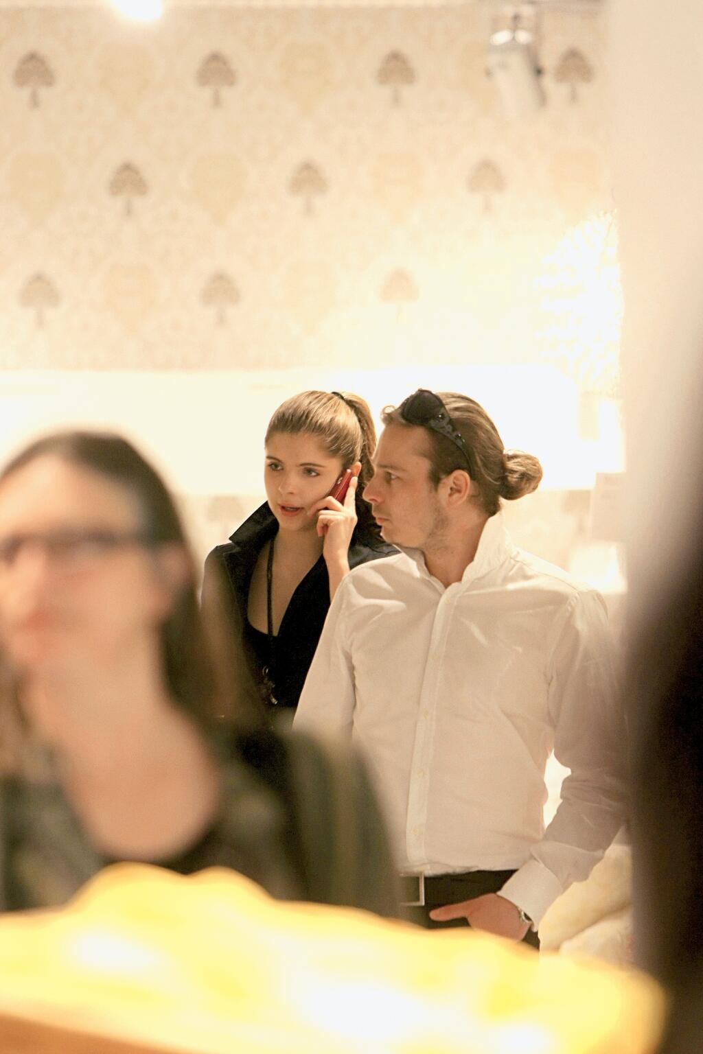 Modelka Ema Müllerová - dcéra Sone Müllerovej a Richarda Müllera, módny návrhár Marcel Holubec
Foto: Zuzana Gavulová
Uverejnené: Šarm č. 16/09
pôvodný súbor:_G__2432.eps