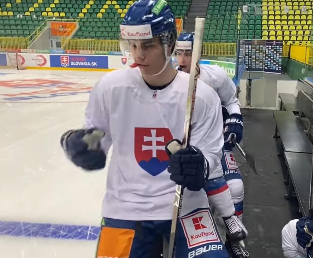 Juraj Slafkovský v drese slovenskej hokejovej reprezentácie.