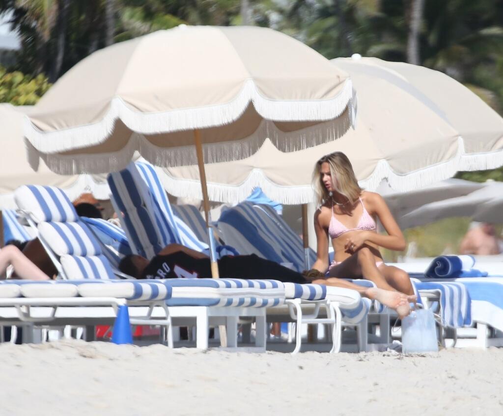 Romeo Beckham si s priateľkou Miou odskočil na pláž. Modelka ukázala postavu v plavkách,