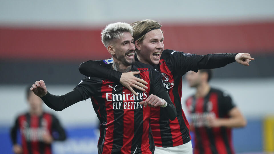 JB 6 Janov - Hráč AC Miláno Samu Castillejo (vľavo) oslavuje druhý gól so spoluhráčom Jensom Petterom Haugeom vo futbalovom zápase talianskej ligy Serie A Sampdoria Janov - AC Miláno v Janove 6. decembra 2020. FOTO TASR/AP
A.C. Milan players Samu Castillejo, left, Jens Petter Hauge, right, celebrate a goal during the Serie A soccer match between Sampdoria and AC Milan, at the Genoa Luigi Ferraris Stadium, Italy, Sunday, Dec. 6, 2020. (Spada/LaPresse via AP)
