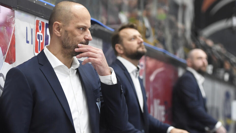 Na snímke vľavo tréner Bratislavy Ján Pardavý v šiestom zápase štvrťfinále play off hokejovej Tipos extraligy medzi HK Dukla INGEMA Michalovce - HC Slovan Bratislava 26. marca 2023 v Michalovciach. FOTO TASR – František Iván