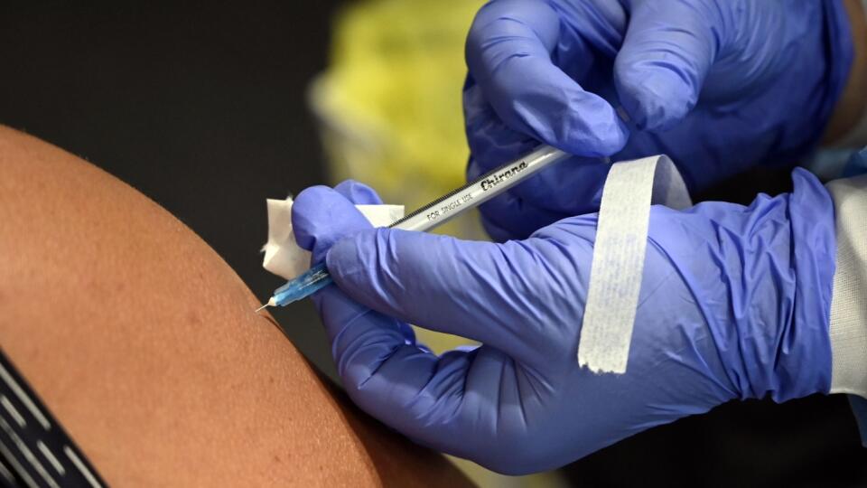 Na snímke očkovanie proti ochoreniu COVID-19 v obchodnom centre Eperia na Ulici Arm.