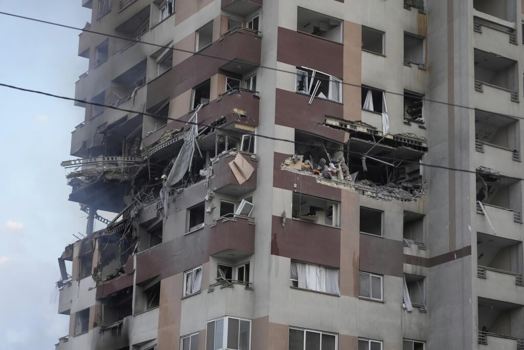 WA 6 Teherán - Na snímke obytná budova, ktorú zasiahol útok izraelskej armády v iránskej metropole Teherán v piatok 13. júna 2025. Explózie v piatok otriasli iránskou metropolou Teherán a Izrael bezprostredne po tom oznámil, že na Irán uskutočnil „preventívny“ útok. Izraelský minister obrany Jisrael Katz následne vo svojej krajine vyhlásil výnimočný stav, informuje TASR podľa agentúr AP a DPA. FOTO TASR/AP 

Damage is seen to an apartment building after Israeli attacks in Tehran, Friday, June 13