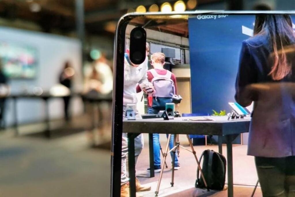 Galaxy S10 je tu v troch edíciách. Pridal tretí fotoaparát aj dieru v displeji