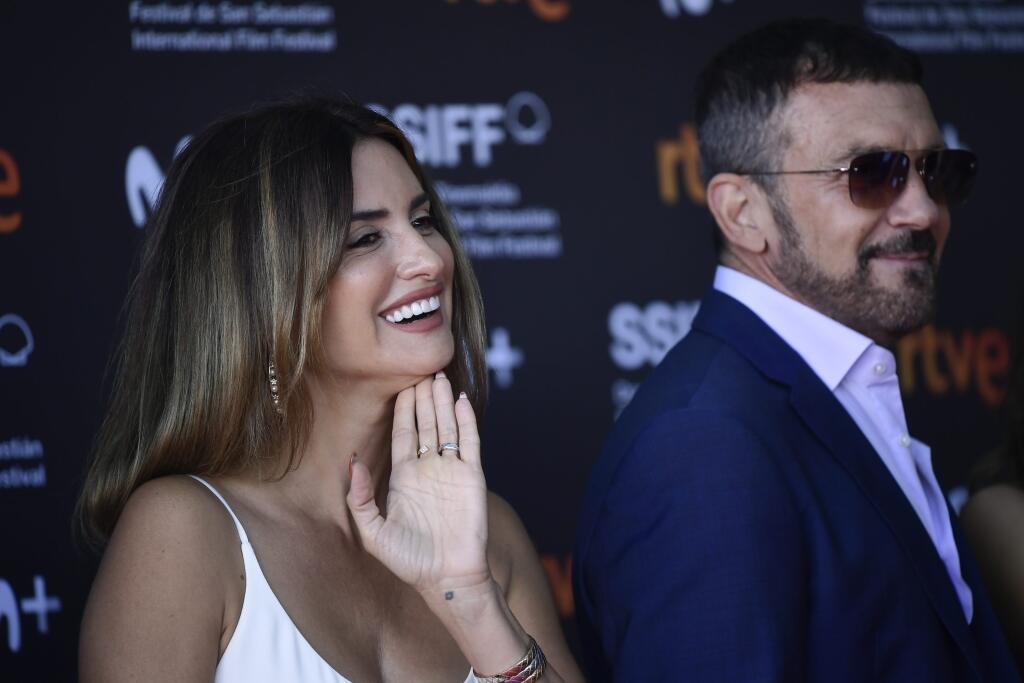 JB 19 San Sebastian - Španielska herečka Penelope Cruzová (vľavo) pózuje so španielskym hercom Antoniom Banderasom počas 69. ročníka filmového festivalu San Sebastian v meste San Sebastian na severe Španielska 17. septembra 2021. FOTO TASR/AP
Spanish actress Penelope Cruz poses for the media close to Spanish actor Antonio Banderas during the 69th San Sebastian Film Festival, in San Sebastian, northern Spain, Friday, Sept. 17, 2021. (AP Photo/Alvaro Barrientos)