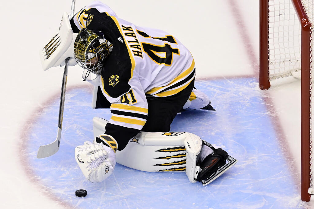 WA 25 Toronto - Slovenský hokejový brankár Jaroslav Halák v drese Bostonu Bruins chytá puk v úvodnom zápase 2. kola play off NHL Tampa Bay Lightning - Boston Bruins v Toronte 23. augusta 2020. FOTO TASR/AP
Boston Bruins goaltender Jaroslav Halak (41) covers up the puck during the second period against the Tampa Bay Lightning in Game 1 of an NHL hockey second-round playoff series, Sunday, Aug. 23, 2020, in Toronto. (Frank Gunn/The Canadian Press via AP)