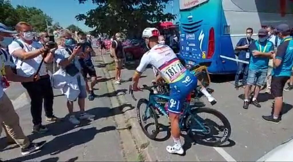 Sagan sa aj niekoľko minút pred štartom venoval fanúšikom, rozdával podpisy a fotil sa. Nechýbalo však veľa a takmer si kvôli tomu mohol zarobiť na poriadny problém, keďže štart etapy stihol len tak-tak.
