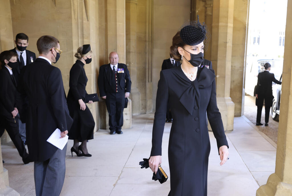 JB 83 Windsor - Kate, vojvodkyňa z Cambridgeu prichádza na pohreb britského princa Philipa, manžela britskej kráľovnej Alžbety II., ktorý zomrel minulý piatok vo veku 99 rokov, v areáli Windsorského zámku vo Windsore 17. apríla 2021. Philipovo telo previezli zo súkromnej kaplnky pred vchod hradného areálu na špeciálne upravenom Land Roveri, ktorý pomohol navrhnúť sám princ. Odtiaľ sa začne čestný osemminútový sprievod, ktorý budú tvoriť príslušníci kráľovskej námornej pechoty a ďalších zložiek b