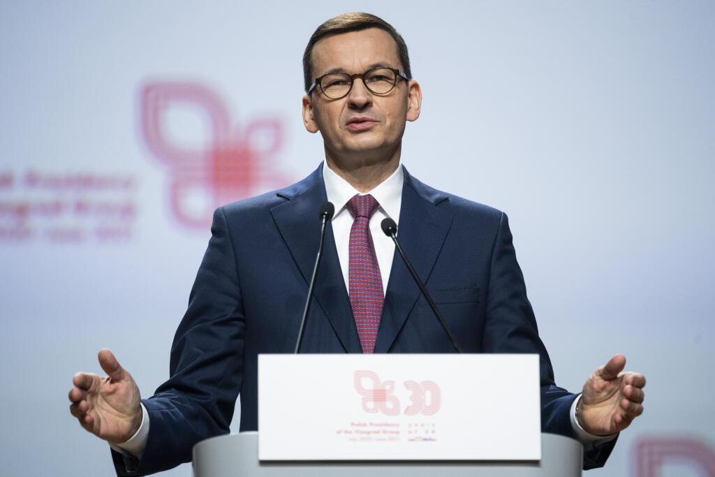 Na snímke poľský predseda vlády Mateusz Morawiecki hovorí počas tlačovej konferencie po plenárnom zasadnutí predsedov vlád Vyšehradskej skupiny (V4) s predsedom Európskej rady Charlesom Michelom a prostredníctvom online s predsedníčkou Európskej komisie Ursulou von der Leyenovou v Krakove 17. februára 2021. Účastníci si slávnostne pripomenuli 30. výročie založenia Vyšehradskej skupiny. FOTO TASR - Jaroslav Novák	
