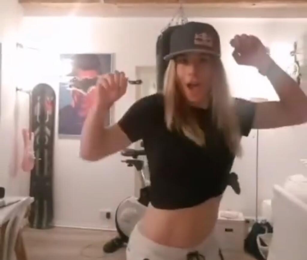 Ester Ledecká tancuje.