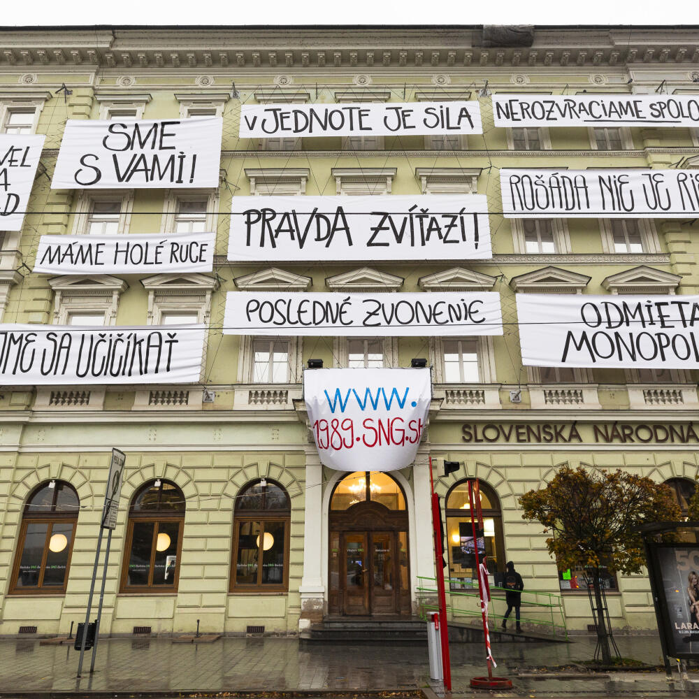 Na snímke 11 ručne písaných veľkoformátových banerov na fasáde Esterházyho paláca Slovenskej národnej galérie (SNG) autora Tomáša Gažoviča v rámci digitálneho projektu s názvom Čas-opis 1989, ktorý je venovaný 30. výročiu Nežnej revolúcie. V Bratislave 13. novembra 2019. FOTO TASR – Jaroslav Novák