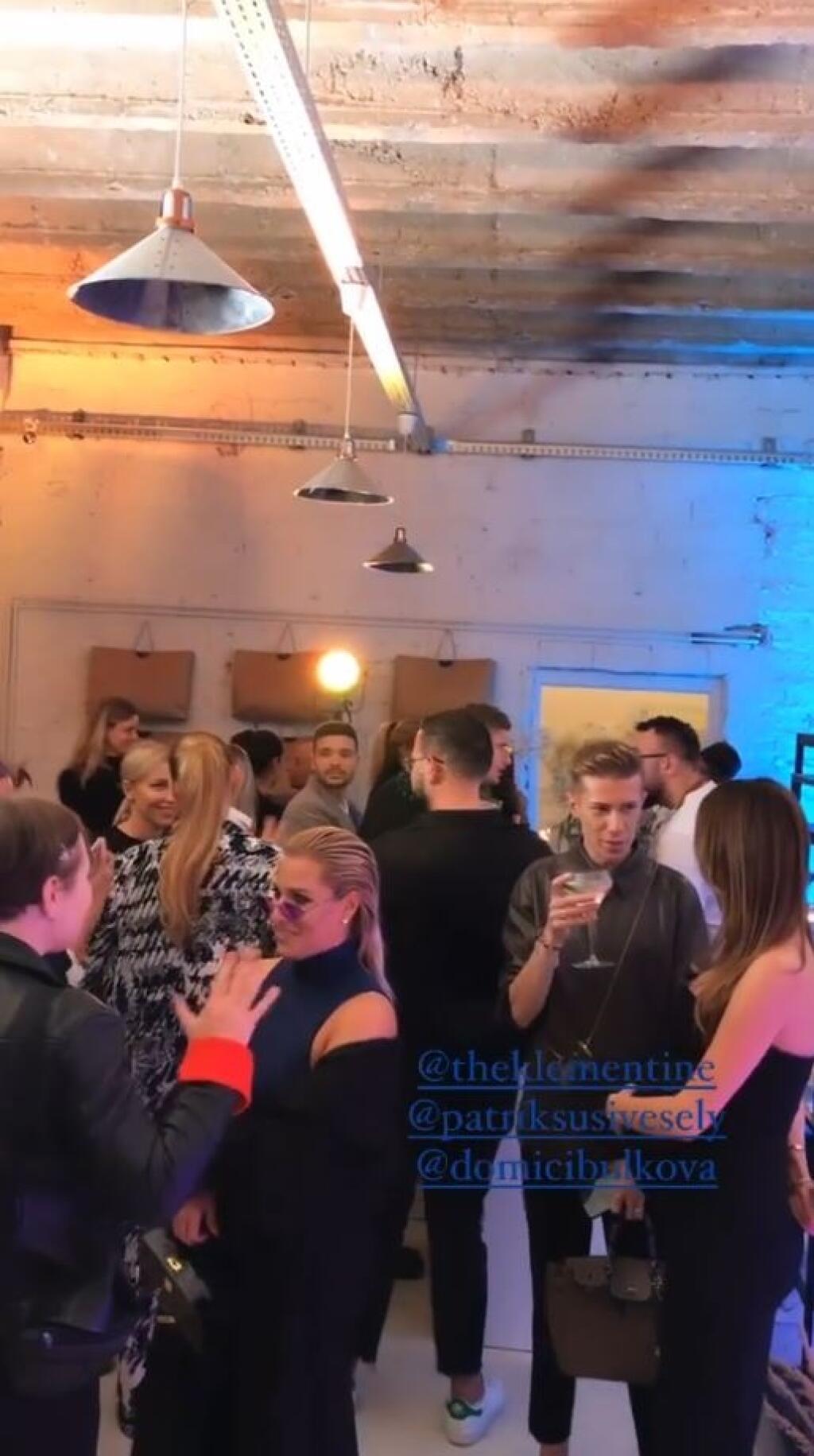 Zdá sa, že krušné týždne berie bývalá tenistka športovo, pretože po návrate z dovolenky sa objavila v spoločnosti, tentoraz na otváraní showroomu obchodu jej kamarátky.