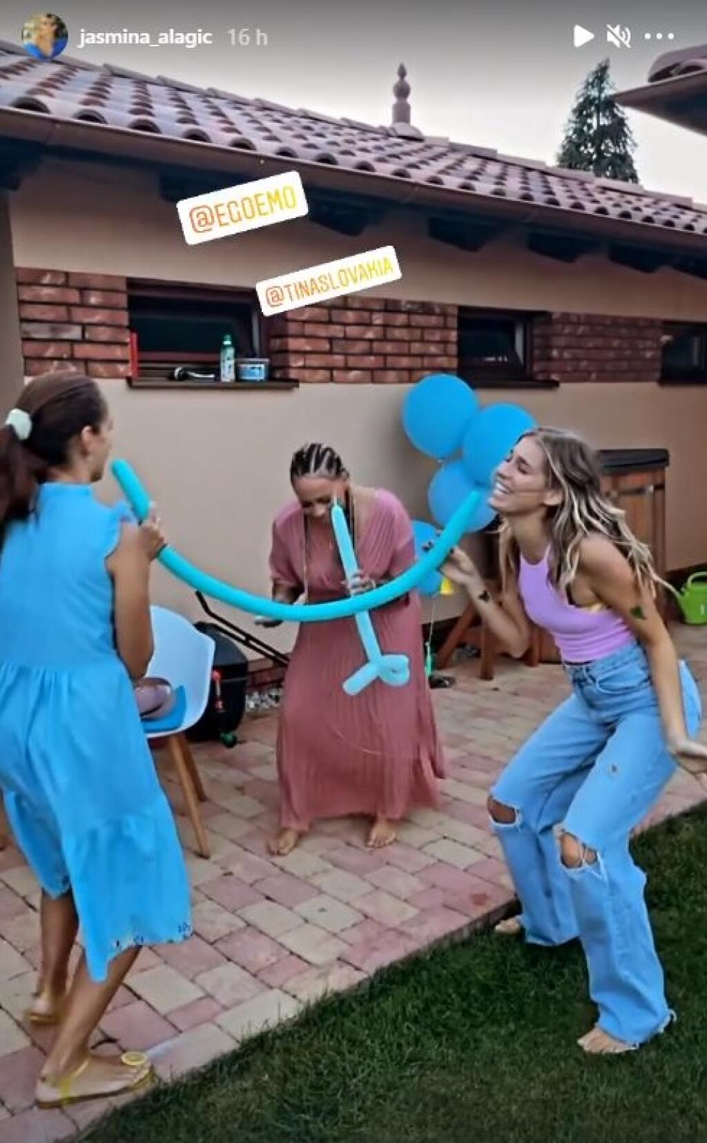 Jasmina s Tinou a Egovou manželkou sa riadne odviazali pri speve s balónmi.