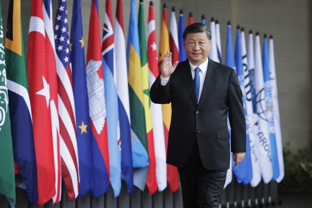WA 13 Nusa Dua - Čínsky prezident Si Ťin-pching máva počas príchodu na summit G20 na indonézskom ostrove Bali v utorok 15. novembra 2022. FOTO TASR/AP

Chinese President Xi Jinping waves during the G20 Summit in Nusa Dua, Bali, Indonesia, Tuesday Nov. 15, 2022. (Mast Irham/Pool Photo via AP)