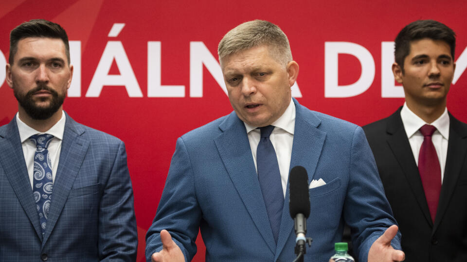 Na snímke noví podpredsedovia SMERu-SD Richard Takáč (vľavo), Erik Kaliňák (vpravo) a staronový predseda SMERu-SD Robert Fico počas tlačovej konferencie po pracovnom sneme strany Smer – sociálna demokracia v Bratislave 18. júla 2020. FOTO TASR - Jaroslav Novák