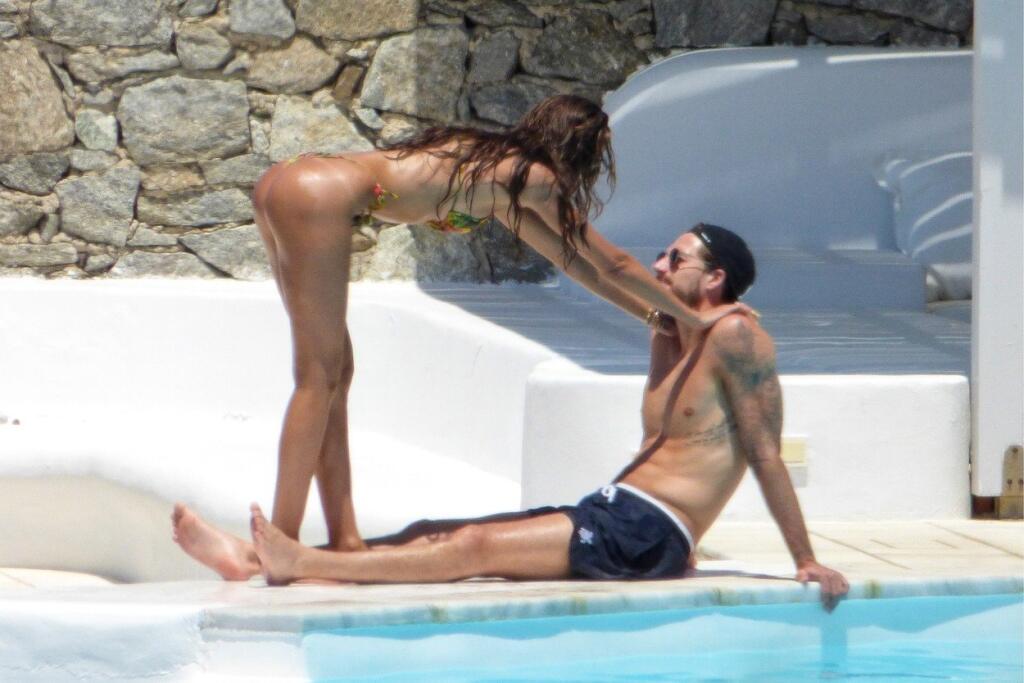 Keď idú Izabel a Kevin na dovolenku, majú v pätách paparazzi fotografov. Tí ich často prichytia pri poriadnych pikantnostiach.