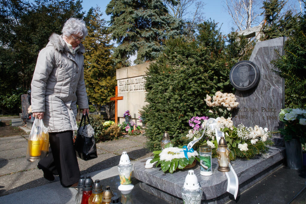 Irma Pašeková, matka legendárneho slovenského hokejistu Dušana Pašeka počas pietnej spomienky pri príležitosti 20. výročia smrti svojho syna. Na snímke je pani Irma pri hrobe Dušana Pašeka v bratislavskom Slávičom údolí.