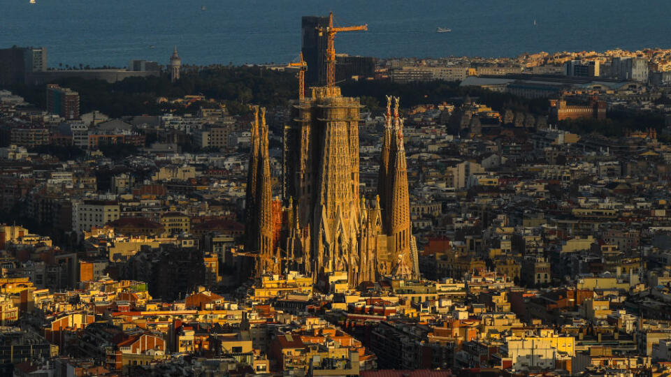 Najznámejšou pamiatkou Barcelony je La Sagrada Familia.