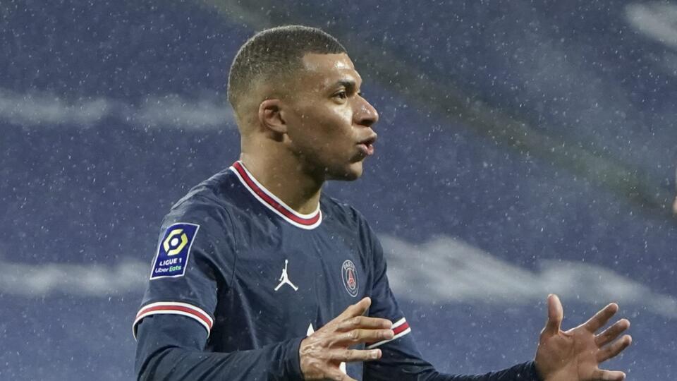 JB 3 Lyon - Hráč PSG Kylian Mbappé reaguje v zápase francúzskej ligy League One Olympique Lyon - Paríž St. Germain v Lyone 9. decembra 2021. FOTO TASR/AP

PSG's Kylian Mbappe reacts during the French League One soccer match between Lyon and Paris Saint-Germain in Lyon, France, Sunday, Jan. 9, 2022. (AP Photo/Laurent Cipriani)