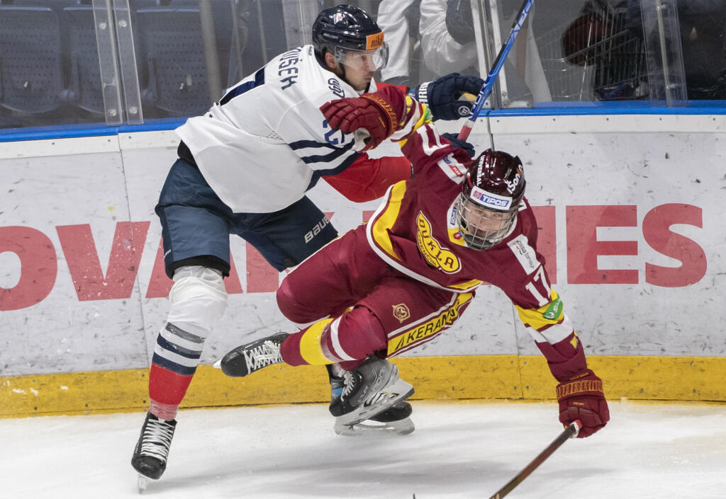 Na snímke vľavo Tomáš Matoušek (Slovan) a vpravo Ľuboš Stahoň (Trenčín) bojujú o puk počas zápasu 20. kola hokejovej Tipos extraligy medzi HC Slovan Bratislava - HK Dukla Trenčín v Bratislave v piatok 25. novembra 2022.