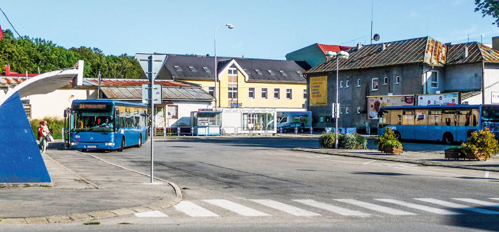 Označiť zastávku martinskej mestskej hromadnej dopravy pri vrútockej železnici za autobusovú stanicu je trocha prehnané.