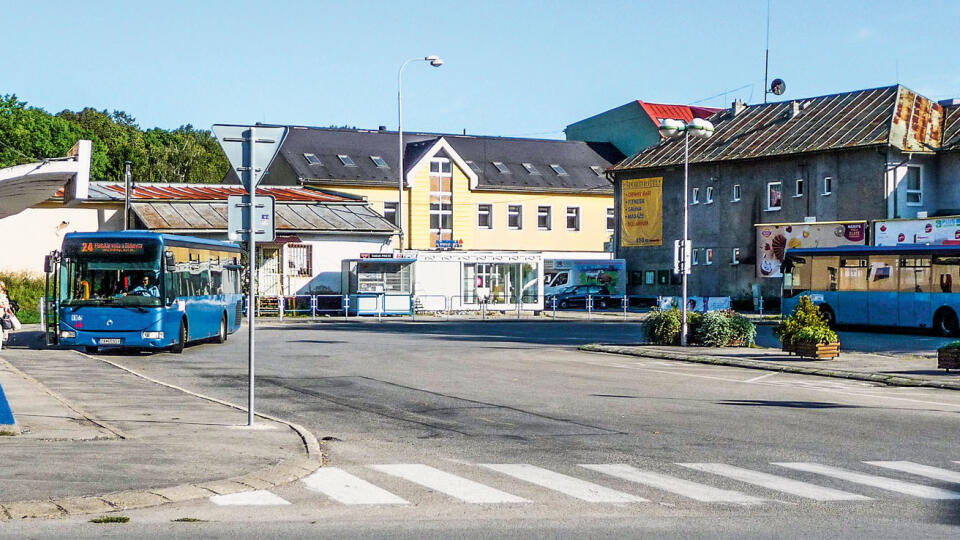 Označiť zastávku martinskej mestskej hromadnej dopravy pri vrútockej železnici za autobusovú stanicu je trocha prehnané.