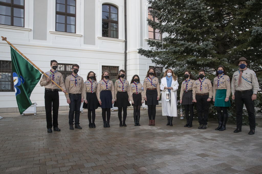 Prezidentka Slovenskej republiky Zuzana Čaputová prevzala od zástiupcov Slovenského skautingu betlehémske svetlo.