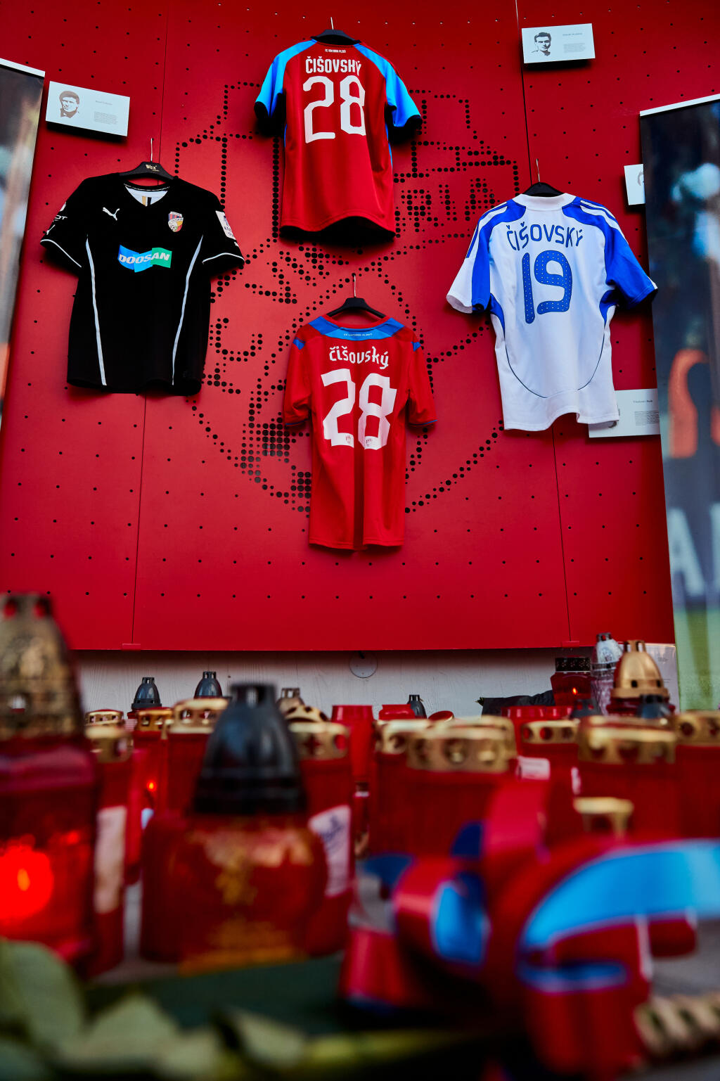 Na snímke pietne miesto na štadióne Dosan Aréna v Plzni, kam mohli fanúšikovia FC Victoria Plzeň prísť vzdať hold pamiatke zosnulého slovenského futbalového reprezentanta, Mariána Čišovského, ktorý podľahol neliečiteľnej chorobe ALS.