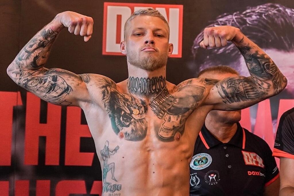 Radek Roušal má na pravej ruke tetovanie Adolfa Hitlera.