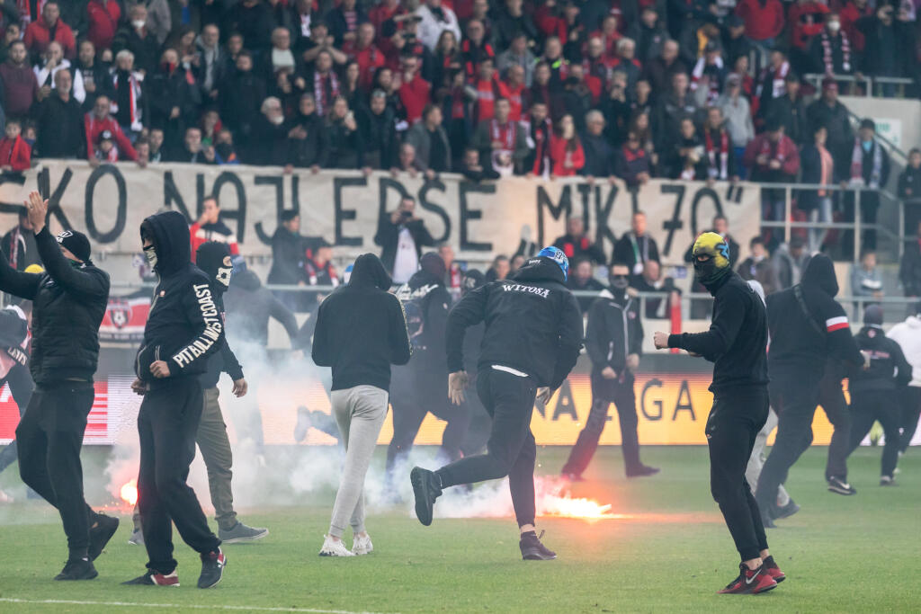 Prezídium Únie ligových klubov v stredu skontumovalo nedohratý zápas 11. kola najvyššej slovenskej futbalovej súťaže medzi Spartakom Trnava a Slovanom Bratislava výsledkom 0:3.