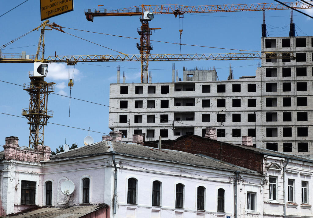 Building apartment blocks in Kharkiv