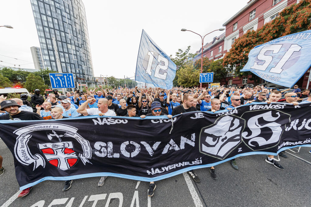 Na snímke pochod fanúšikov pred začiatkom zápasu Playoff Európskej ligy vo futbale medzi ŠK Slovan Bratislava a gréckym klubom Paok FC.