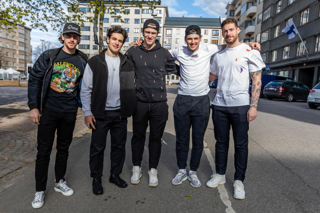 Na snímke sú kanadskí hokejisti, medzi ktorými nechýbajú ani dve najväčšie hviezdy tímu Thomas Chabot a Mathew Barzal pred zápasom so Slovenskom na MS 2022 vo Fínsku.