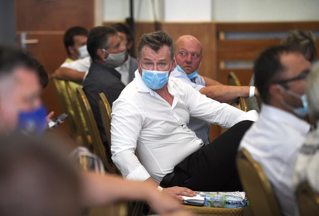 Na snímke uprostred František Oravec z Iniciatívy poľnohospodárov Gyňov počas stretnutia ministra pôdohospodárstva a rozvoja vidieka SR Jána Mičovského s farmármi na východe Slovenska. Valaliky 25. augusta 2020. FOTO TASR – František Iván