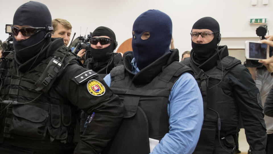 Pjednávanie na Špecializovanom trestnom súde v Pezinku vo veci vraždy investigatívneho novinára Jána Kuciaka a jeho snúbenice Martiny Kušnírovej. Na snímke členovia ZVJS privádzajú na pojednávanie svedka Zoltána Andruskóa.