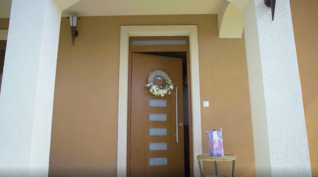Vchodové dvere do domu Borisa Valábika sú ozdobené vencom.