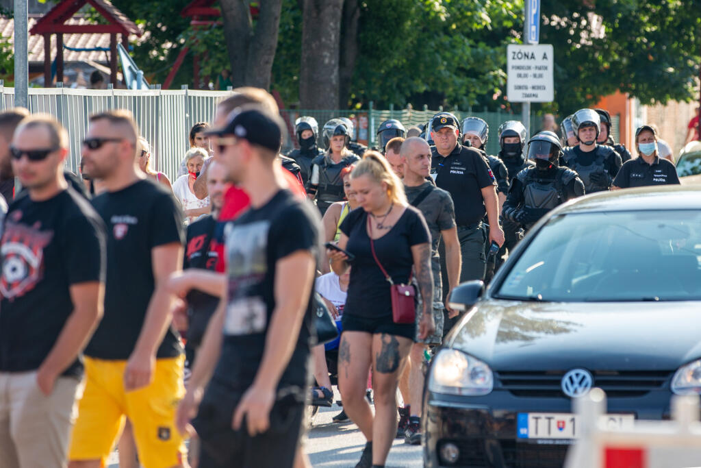 Fanúšikovia FC Spartak Trnava zorganizovali “Pochod za slobodu”. Fanúšikovia vyjadrujú odpor proti obmedzeniam na športových podujatiach.