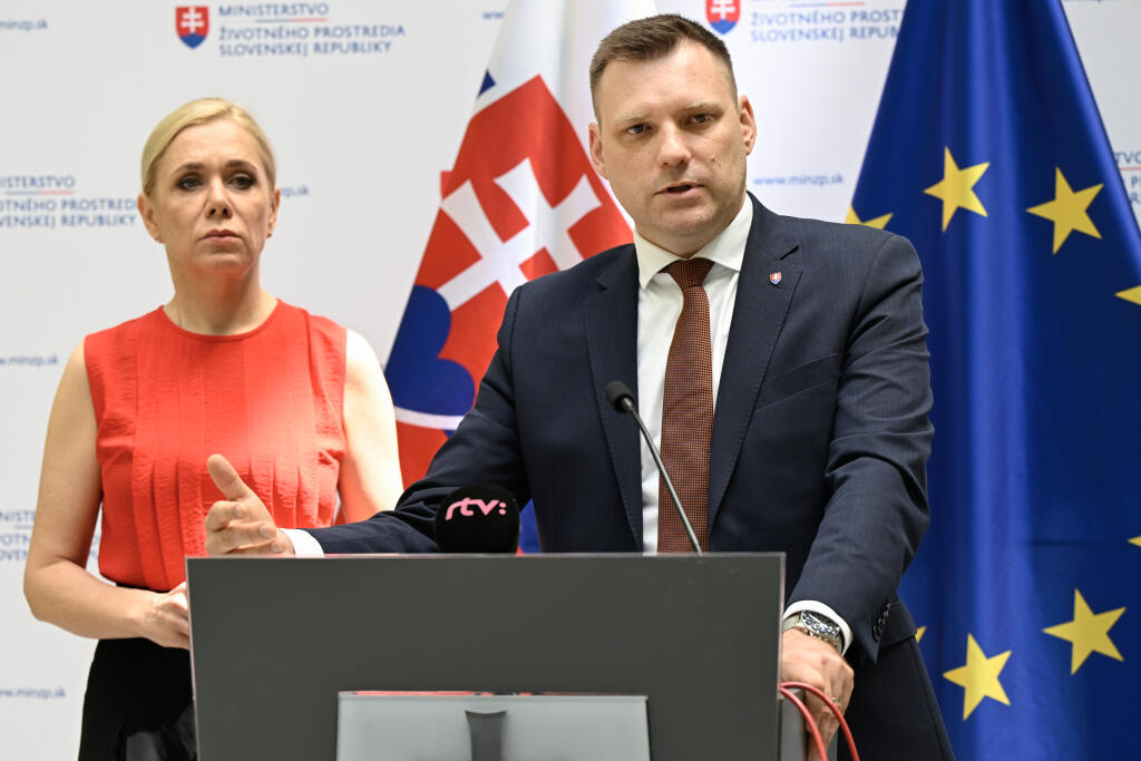 Na snímke sprava podpredseda vlády a minister životného prostredia SR Tomáš Taraba (nominant SNS) a podpredsedníčka vlády a ministerka hospodárstva SR Denisa Saková (Hlas-SD) počas brífingu na tému 