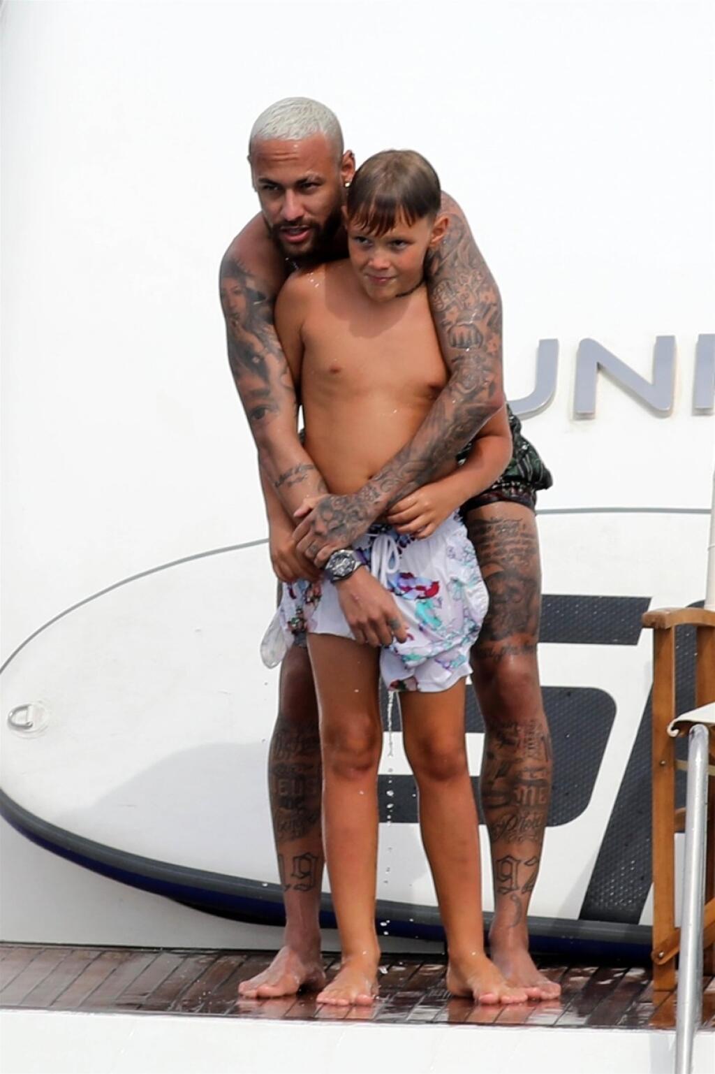 Veľa času na jachte sa Neymar venoval jedinému synovi.
