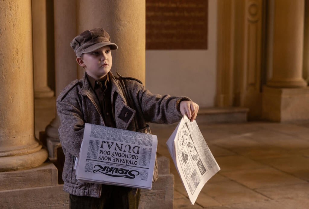 V seriáli Dunaj, k vašim službám, malý kolportér oznamuje otvorenie obchodného domu. Mohlo to tak byť aj v roku 1936, veď staviteľ Brouk bol výborný obchodník.