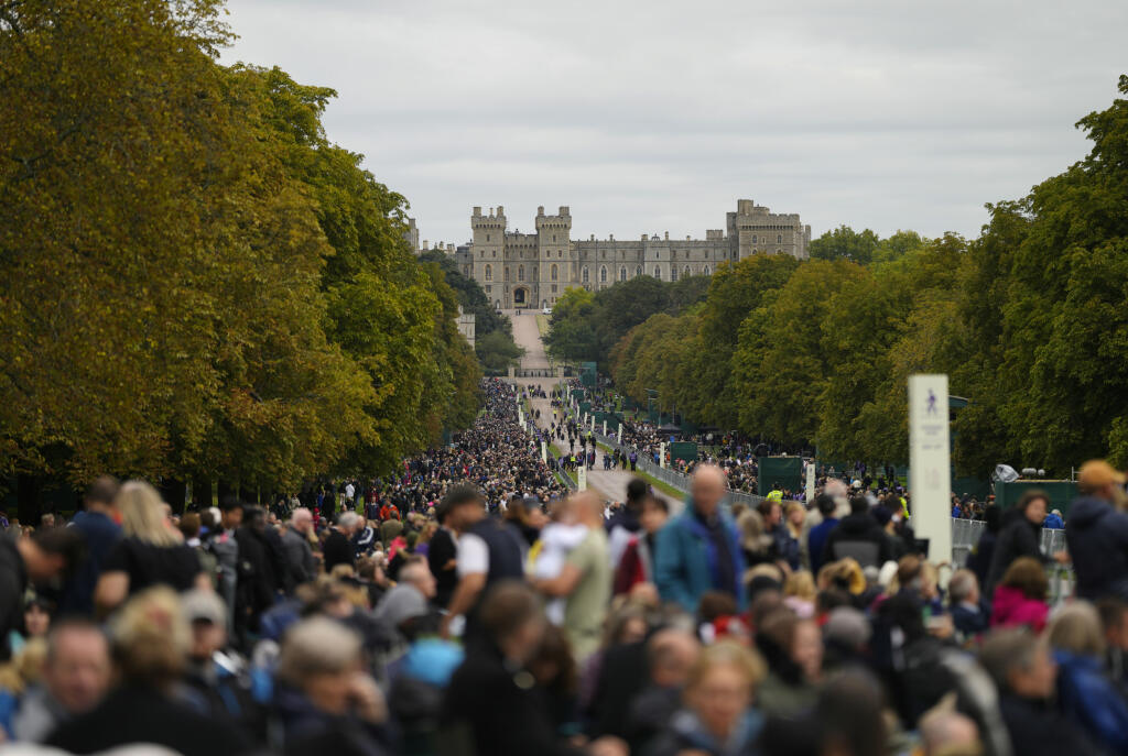 WA 86 Windsor - Ľudia stoja pozdĺž cesty vedúcej k Windsorskému hradu pred príchodm rakvy s pozostatkami britskej kráľovnej Alžbety II. vo Windsore v pondelok 19. septembra 2022. Panovníčku pochovali vo windsorskej Kaplnke sv. Juraja v rámci súkromného obradu po boku jej manžela princa Philipa, ktorý zomrel vlani v apríli vo veku 99 rokov. Kráľovná Alžbeta II. zomrela 8. septembra vo veku 96 rokov vo svojom letnom sídle Balmoral v Škótsku. FOTO TASR/AP
People stand along the Long Walk outside