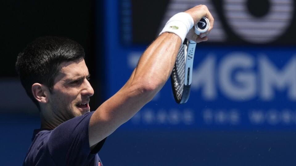 Deväťnásobný šampión Australian Open, srbský tenista Novak Djokovič počas tréningu na kurte v austrálskom Melbourne 12. januára 2022.