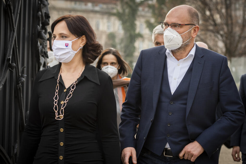 Na snímke v popredí zľava predsedníčka strany Za ľudí , podpredsedníčka vlády a ministerka investícií, regionálneho rozvoja a informatizácie (MIRRI) SR Veronika Remišová a predseda SaS, podpredseda vlády SR a minister hospodárstva SR Richard Sulík, v pozadí zľava podpredsedníčka Za ľudí a ministerka spravodlivosti SR Mária Kolíková a minister zahraničných vecí a európskych záležitostí SR Ivan Korčok (nominant SaS) odchádzajú z Prezidentského paláca po stretnutí s prezidentkou SR Zuzanou Čaputovo