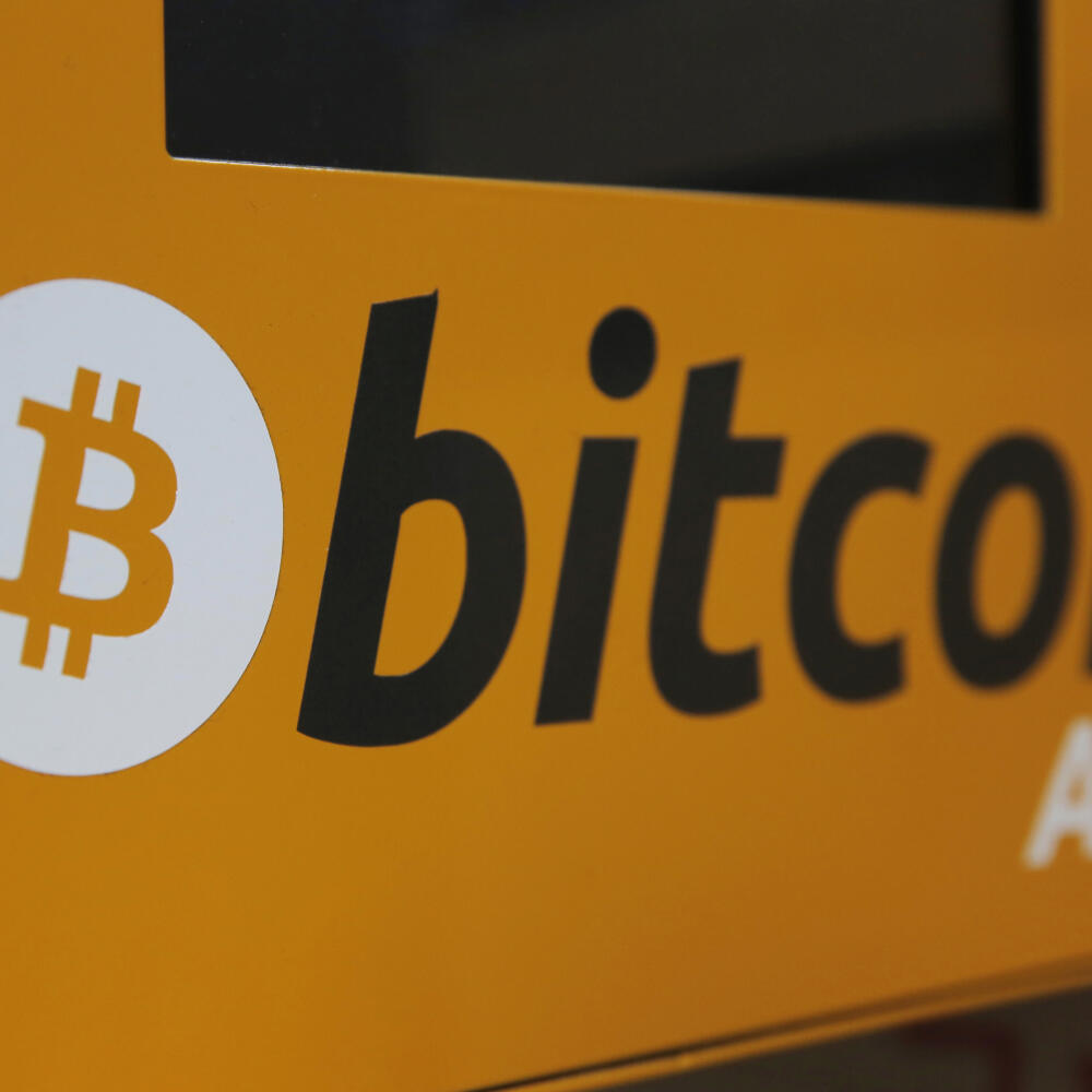 KK40 Hongkong - Na archívnej snímke z 21. decembra 2017 logo bitcoinu na automate v Hongkongu. Bitcoin pokračuje v raste a v stredu 16. decembra 2020 sa prvýkrát v histórii jeho cena dostala nad 20.000 USD (16.474,46 eura). Podľa expertov je dôvodom jeho širšia akceptácia medzi investormi. Najznámejšia kryptomena vzrástla o 4,5 % a dostala sa až na 20.440 USD. FOTO TASR/AP
FILE- In this Dec. 21, 2017, file photo, a Bitcoin logo is shown is displayed on an ATM in Hong Kong. The price of bitcoin r