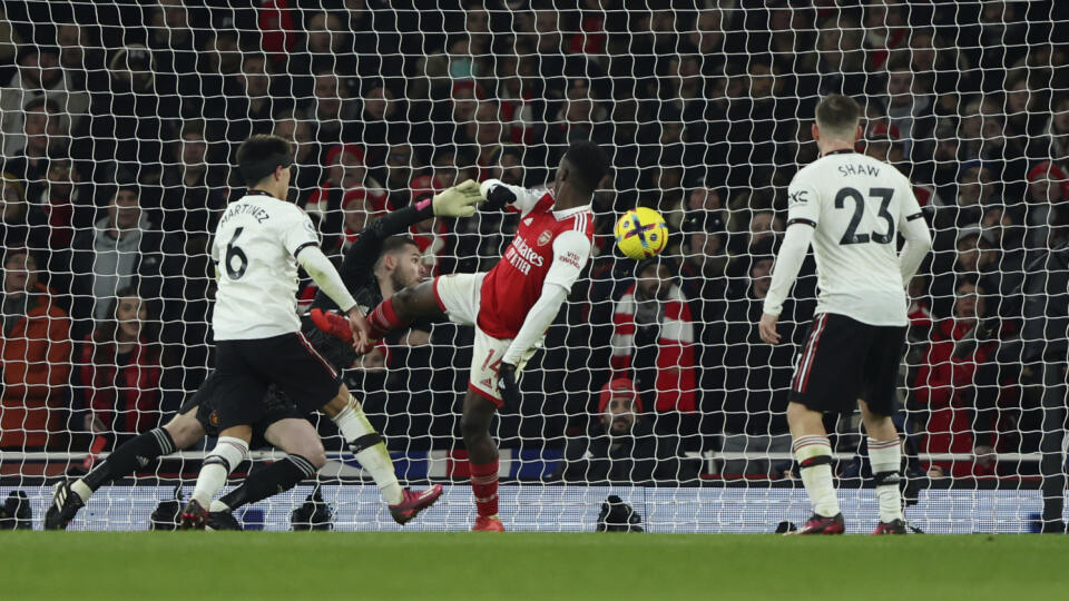 KK83 Londýn - Hráč Arsenalu Londýn Eddie Nketiah sa teší z gólu na 3:2 počas zápasu 21. kola anglickej Premier League FC Arsenal - Manchester United 22. januára 2023 v Londýne. FOTO TASR/AP
Arsenal's Eddie Nketiah celebrates after scoring his side's opening goal during the English Premier League soccer match between Arsenal and Manchester United at Emirates stadium in London, Sunday, Jan. 22, 2023. (AP Photo/Ian Walton)